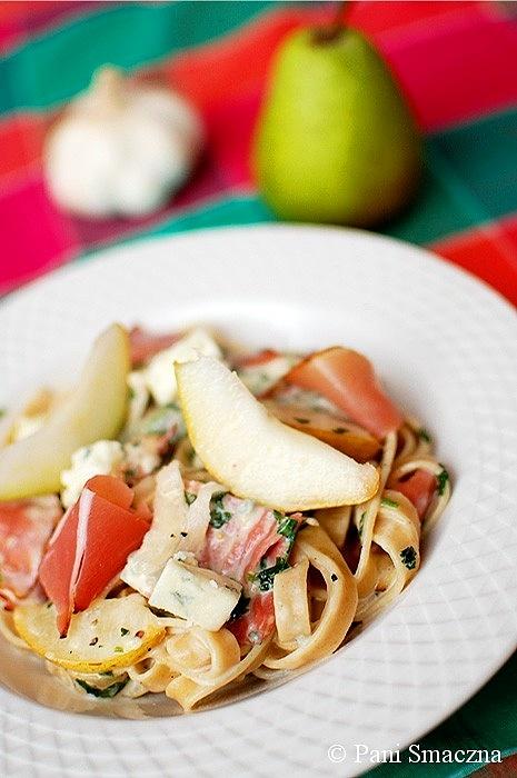 Tagliatelle z gorgonzolą, gruszką i szynką szwarcwaldzką