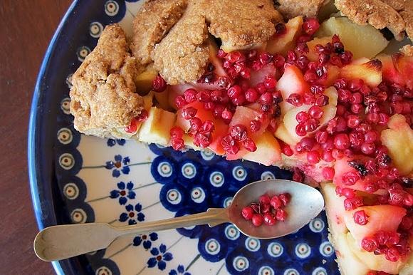 Rustykalna tarta z jabłkami i borówkami na kruchym cieście orkiszowym