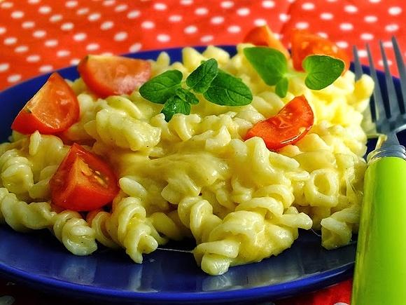Makaron zasmażany z mozzarellą dla zabieganych