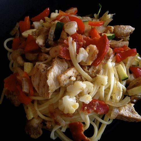 Makaron z warzywami, chorizo i mięsem
