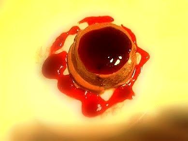 Panna cotta karmelowa z musem truskawkowym