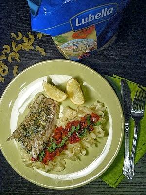 Ryba na sposób śródziemnomorski z makaronem tagiatelle