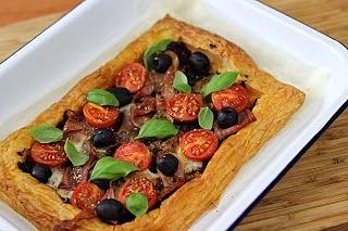 Pizza na cieście francuskim z błyskawicznym sosem do pizzy