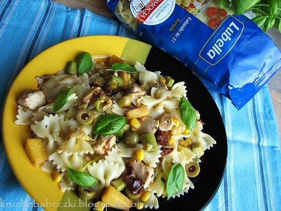 Farfalle z awokado, brzoskwinią i suszonymi pomidorkami