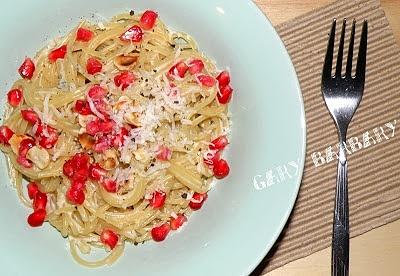 Spaghetti z sosem serowym, granatem i orzechami