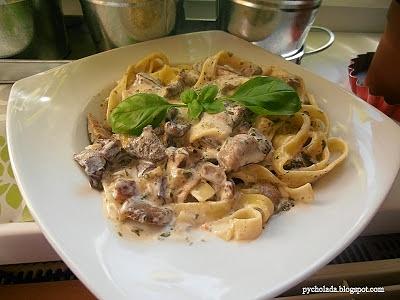 Tagliatelle z grzybami w sosie śmietanowym z białym winem