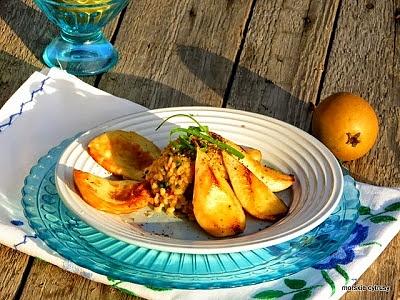 Trzeźwe spojrzenie i bulgur z opiekanymi gruszkami i serem haloumi