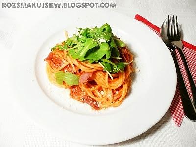 Spaghetti z szynką parmeńską i sosem z pieczonej papryki