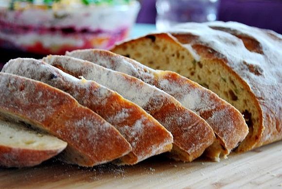 Chleb pszenny z suszonymi pomidorami i natką pietruszki