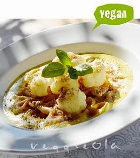 Pyszny kalafior z sosem curry i pełnoziarnistym makaronem