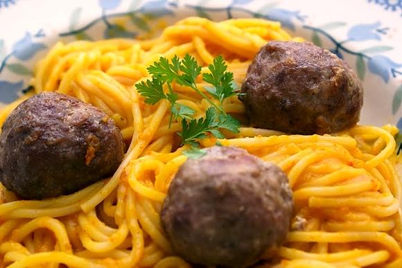 Spaghetti w sosie dyniowym z imbirowymi kuleczkami