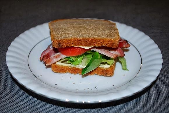 Blt kanapka z bekonem, sałatą i pomidorem