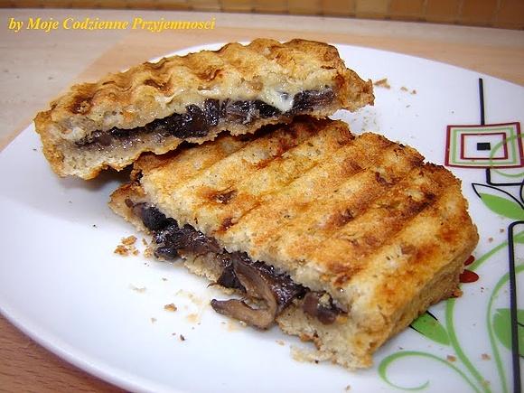 Tosty z chleba cebulowego z pieczarkami i serem