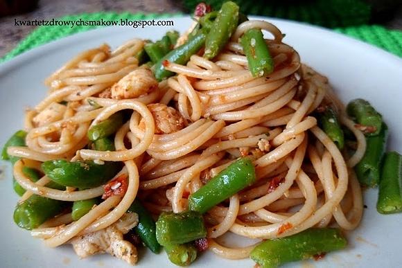 Spaghetti z czerwonym pesto z sezamem, fasolką i kurczakiem