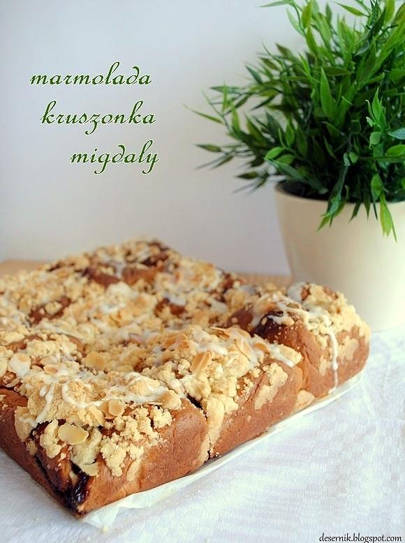 Drożdżówka z marmoladą i migdałami