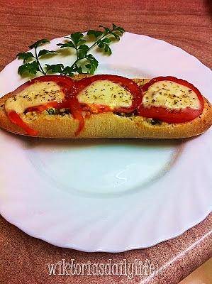 Faszerowana bagietka z pomidorami, ziołami i mozzarellą