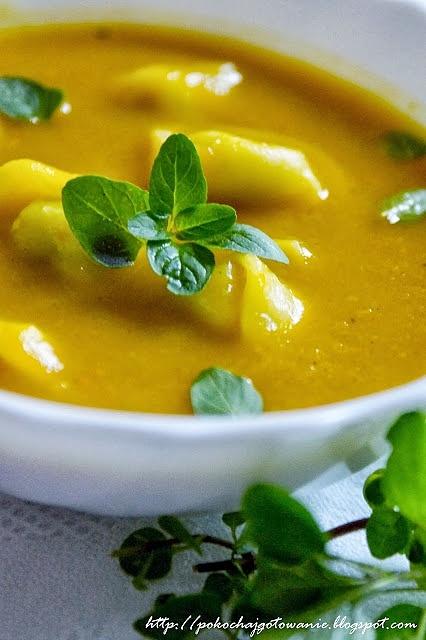 Aksamitna zupa dyniowa z pierożkami