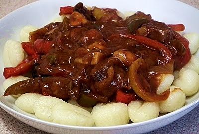 Gulasz wołowy z suszonymi śliwkami i czerwonym winem