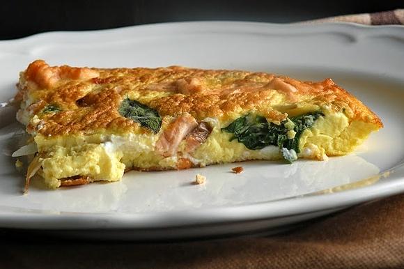 Omlet ze świeżym łososiem szpinakiem i chrzanową ricottą