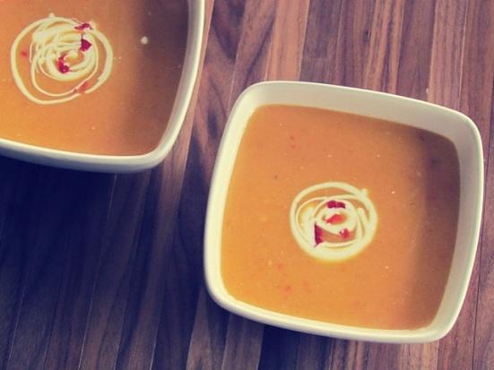 Krem z dyni piżmowej z papryczką chilli i śmietaną