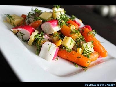 Sałatka z paluszkami surimi i marchewkami mini