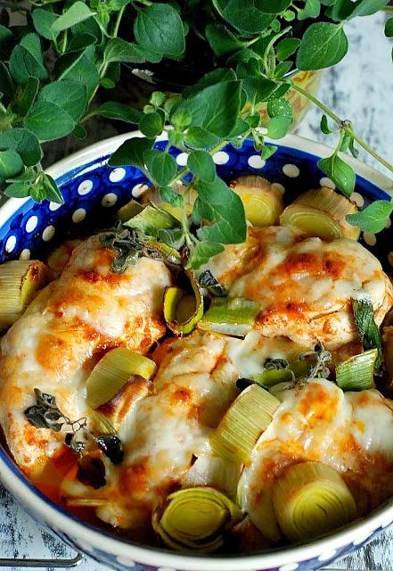 Drobiowe kieszonki z serem kozim i pomidorowym pesto z risotto porowym