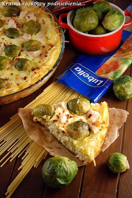 Tarta makaronowa z brukselką i kurczakiem