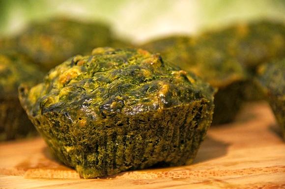 Wytrawne muffinki ze szpinakiem i kurczakiem