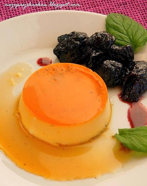 Crème caramel z śliwkami w czerwonym winie