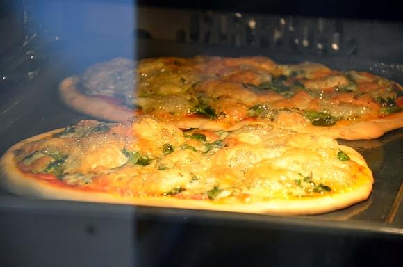 Pizza ze szpinakiem i serem Taleggio