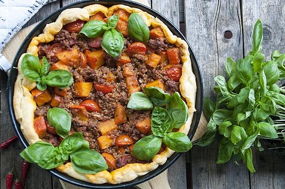Tort z mięsem mielonym, dynią i pomidorkami koktajlowymi