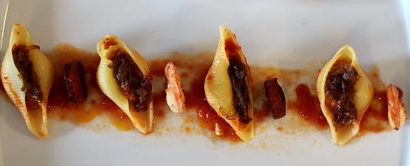 Conchiglioni nadziewane krewetkami i chorizo z cebulą i szafranem pod sosem pomidorowym