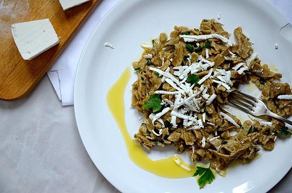 Bezglutenowe ravioli z komosy ryżowej z salsą truflową