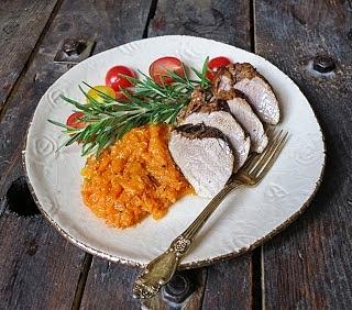 Polędwiczka wieprzowa pieczona z rozmarynem goździkami i miodem