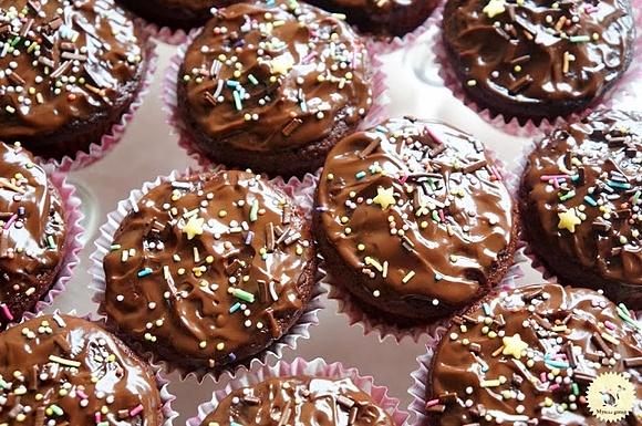 Mocno czekoladowe muffiny z dżemem wiśniowym