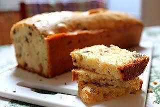 Puszyste ciasto cytrynowe z kawałkami czekolady