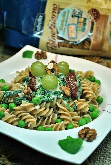 Zielone fusilli z gorgonzolą, winogronami i orzechami