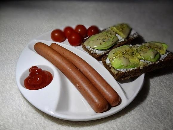 Parówki sojowe z ketchupem, pomidorkami cherry, chlebem ze słonecznikiem, awokado i tahini