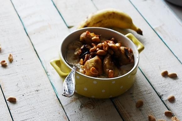 Owsianka z bananami i orzechami na śniadanie