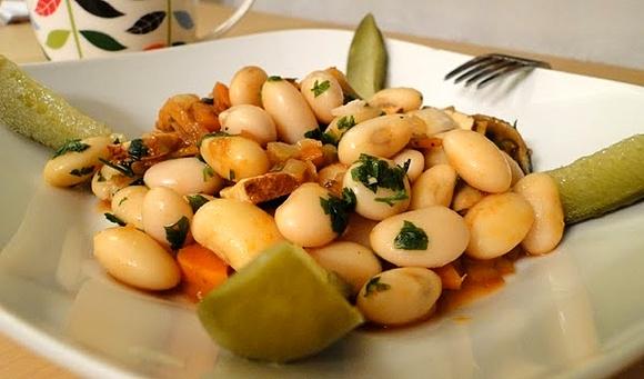 Fasola z warzywami i wędzonym tofu