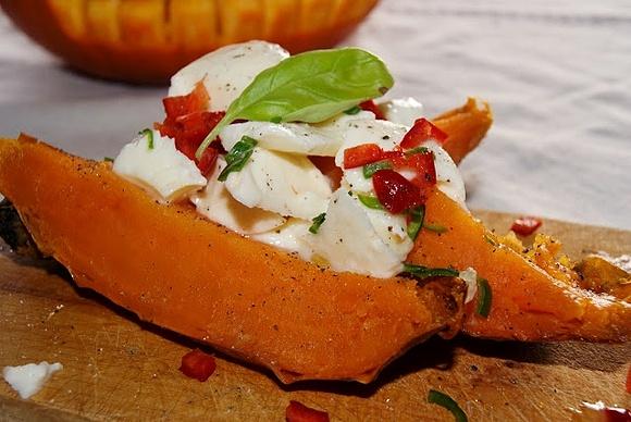 Pieczone bataty z mozzarellą chili i bazylią