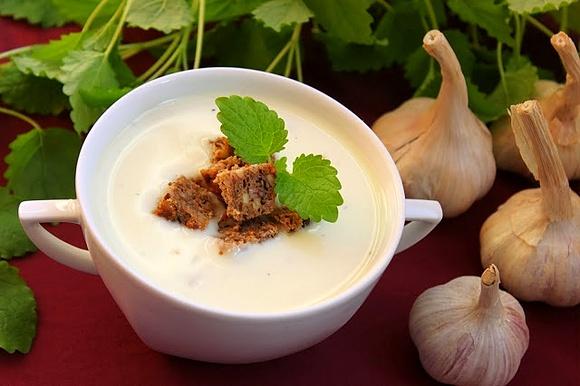 Zupa czosnkowa na przeziębienie