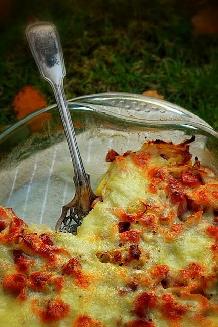 Zapiekanka chłopska z ziemniaków, porów i grzybów