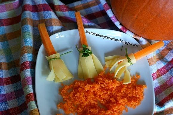 Miotły wiedźmy na Halloween z marchewki