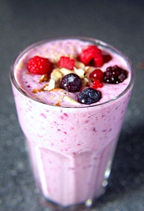 Kokosowe smoothie z leśnymi owocami