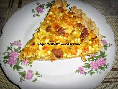 Quiche jajeczny z kiełbasą i cebulą