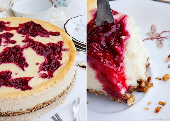 Sernik ryżowy z malinowym puree i granolowym spodem