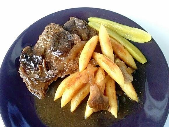 Wołowina duszona z grzybami leśnymi, podana z kluseczkami ziemniaczanymi i ogórkami w curry