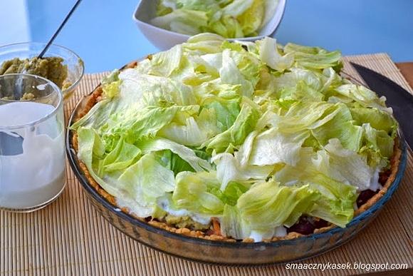 Meksykański quiche z guacamole i pikantnym farszem