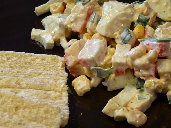 Sałatka jarzynowa z surimi - łatwy przepis na śniadanie
